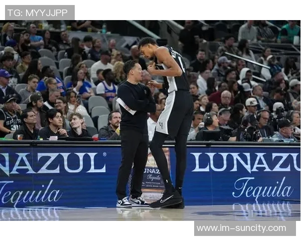 年轻球员激情四溢文班遭双人犯规卡斯尔与米奇争执双双被罚